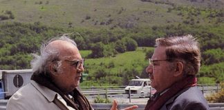 Federico Fellini e Paolo Villaggio sul set dello Spot della Banca di Roma (Il sogno della galleria)_ Fotografia di Mimmo Cattarinich