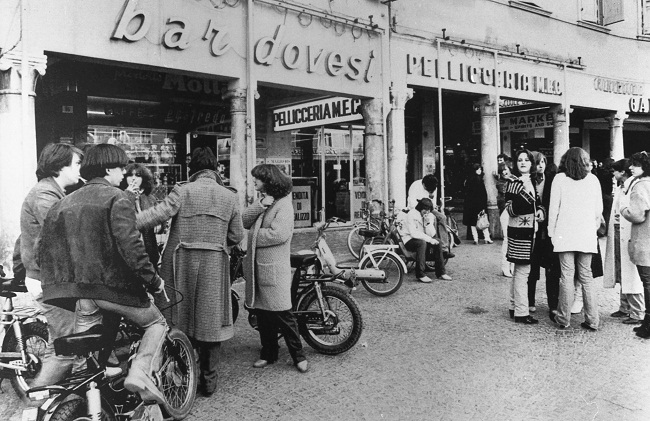 075 - bar dovesi. p.zza 3 martiri. anno 1977